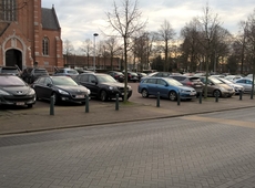 Voorzijde kerkplein beerse wordt goed gebruikt als parking